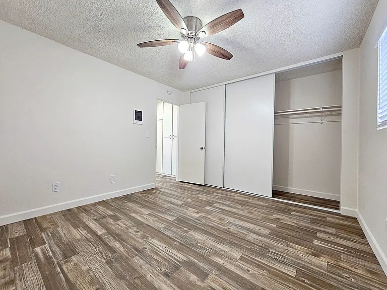1096 N Mollison Ave — Photo 5