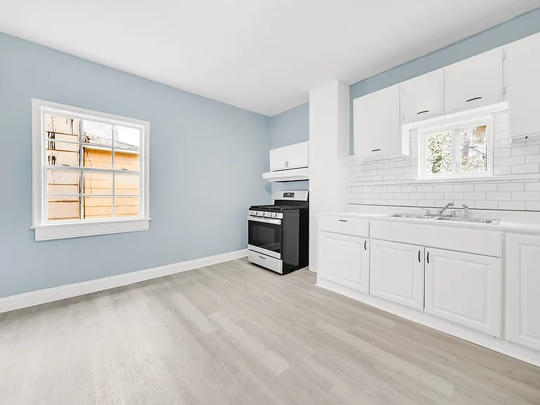 127 Riverside Ave — Photo 2