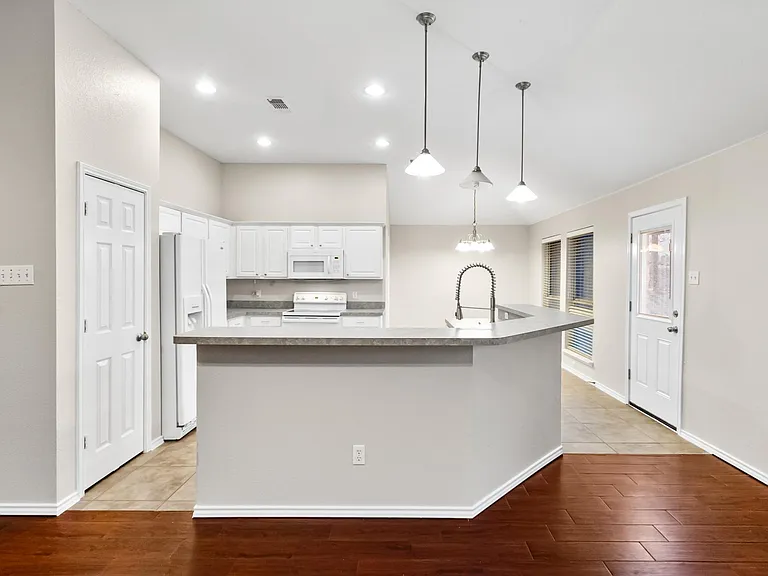 614 Douglas Dr — Photo 8
