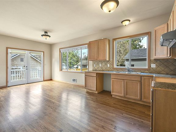 Kitchen has all new Stainless Steel appliances