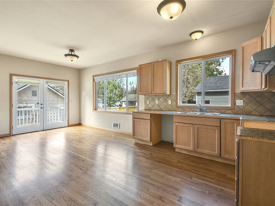 Kitchen has all new Stainless Steel appliances