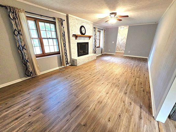 3rd image of 205 Brookwood Cir