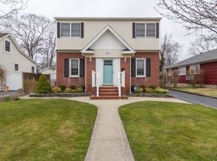 81 Pine St, Islip, NY 11751