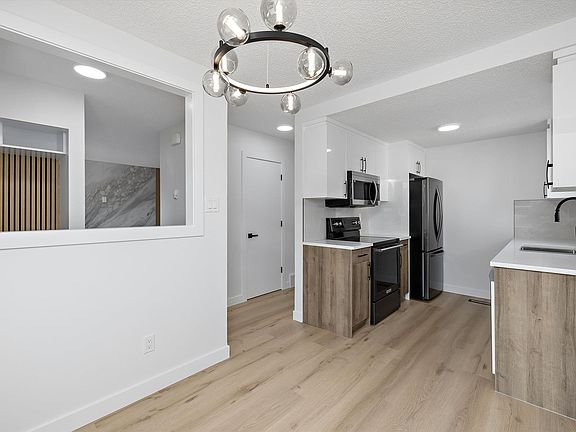 5th image of 84 Willowdale Pl NW