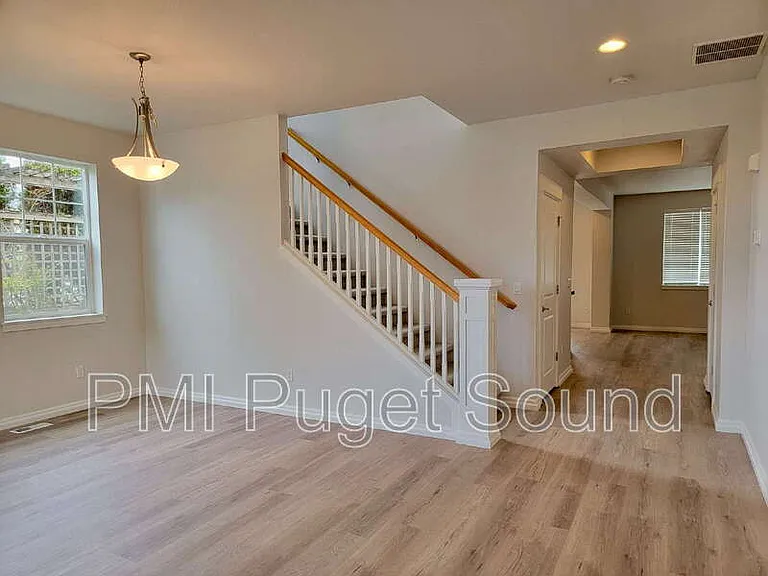 576 Mount Baker Pl NE — Photo 3