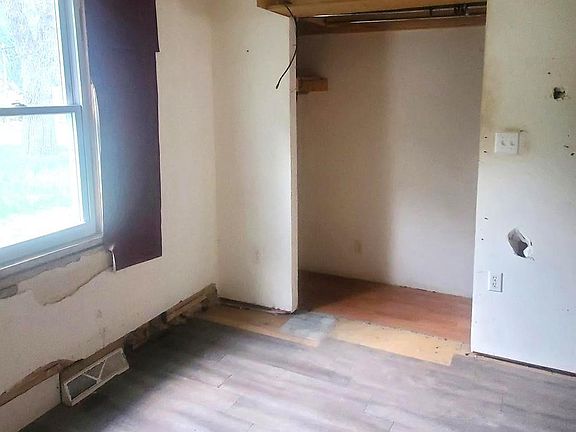 5th image of 211 Mason St