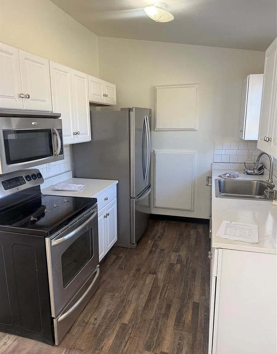 3 bed, 854 sqft, $2,780 — Photo 3