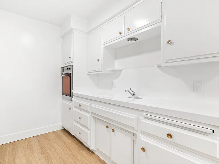 412 W Queen St #6 — Photo 9
