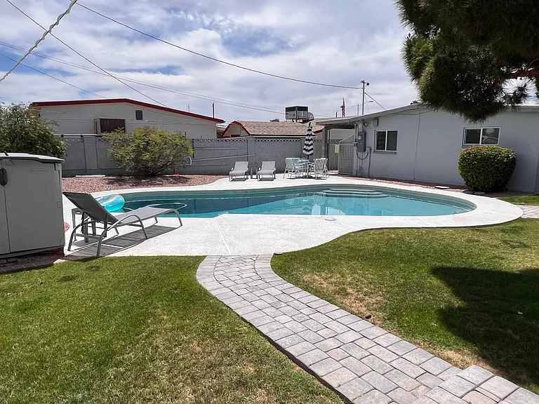 1031 N 78th Pl — Photo 3