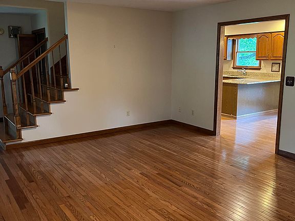 4th image of 702 N Hills Dr