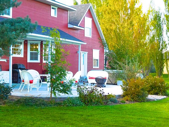 Large patio with hot tub!