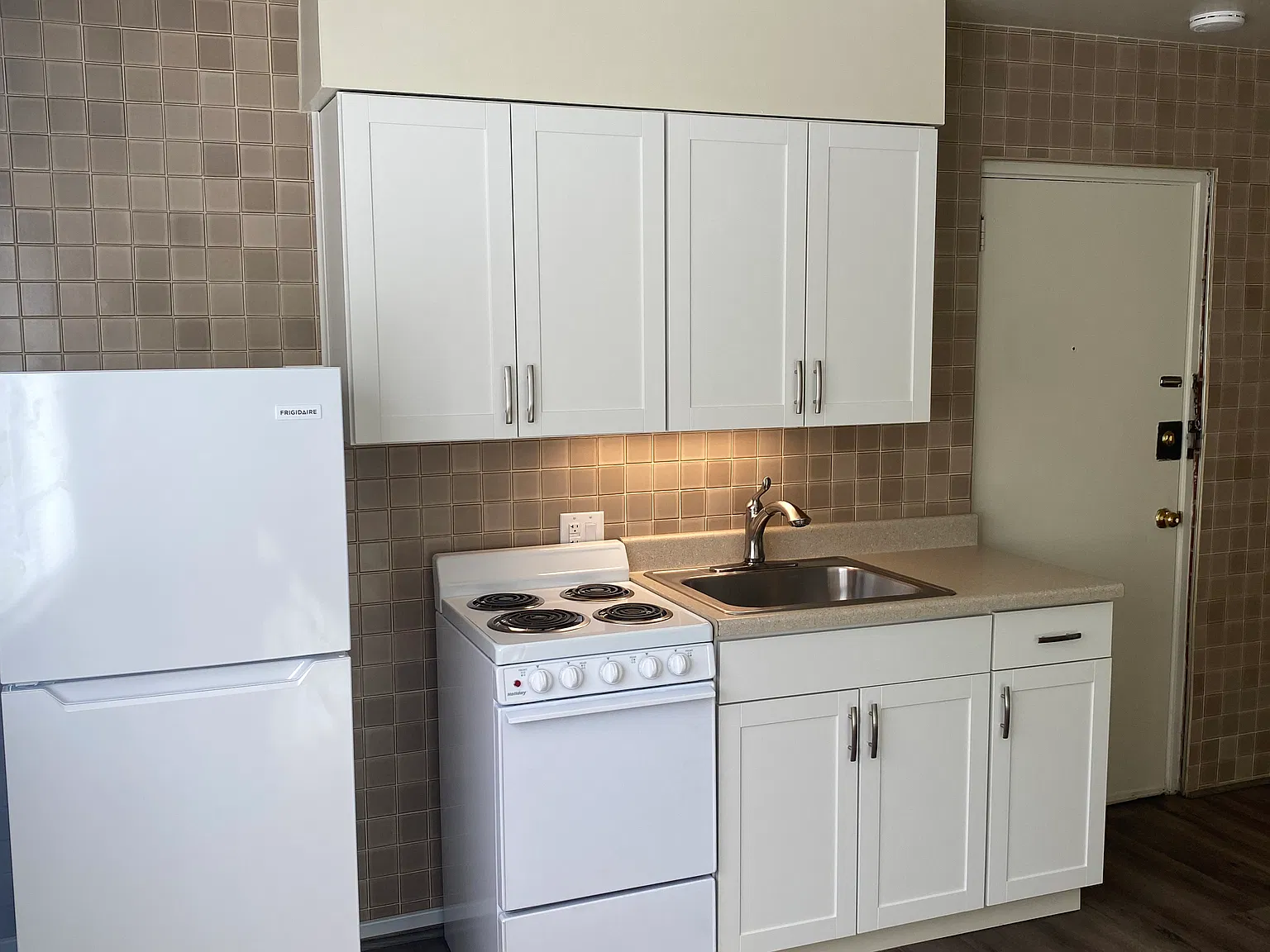 Studio, 350 sqft, $865 — Photo 3