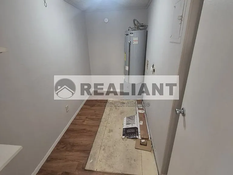 605 Amhurst Dr — Photo 6