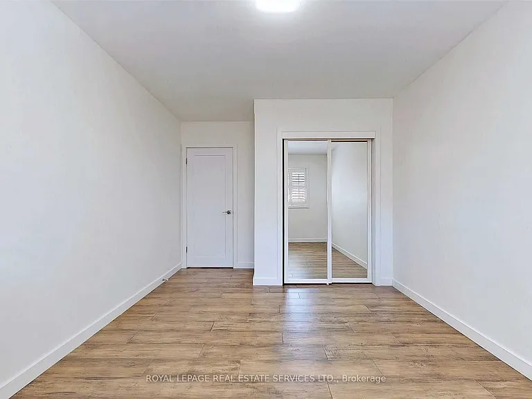 4 McMaster Ave — Photo 26