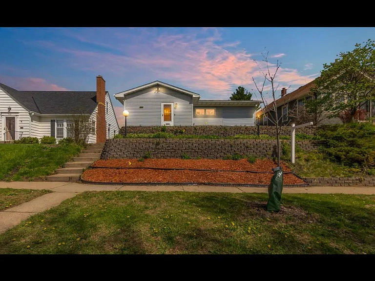 1155 James Ave — Photo 1