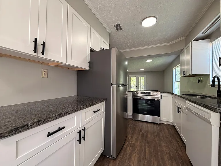 130 Cumberland Ct #B — Photo 3