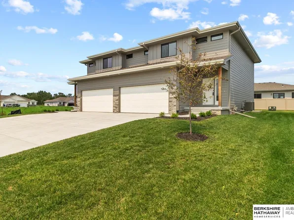 14812 Willow St, Bennington, NE 68007