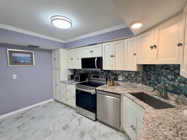 2425 Presidential Way APT 304, West Palm Beach, FL 33401