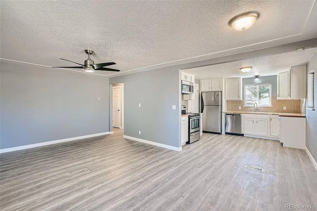 3283 N Kearney St — Photo 3
