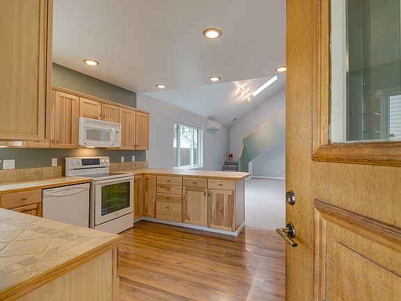 4th image of 1061 Alder Ave