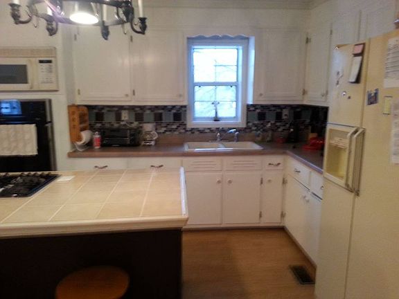5th image of 126 Glenwood Cir
