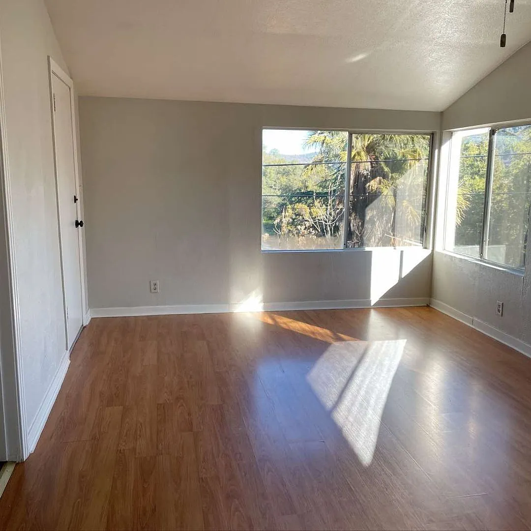Sun-Drenched Living and Mid-Century Charm at 113 W Sunset — Photo 2