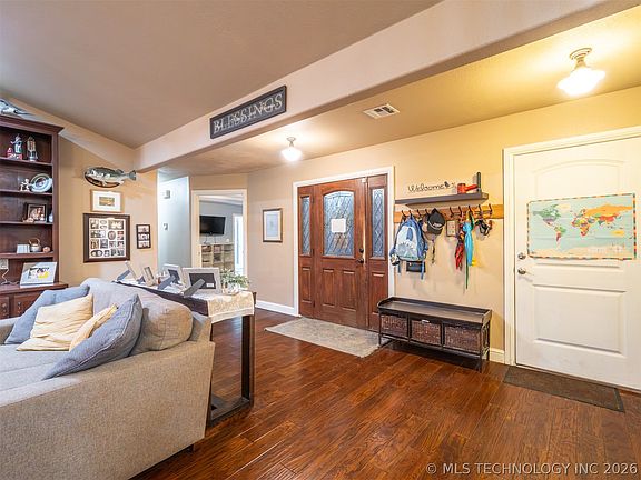 5th image of 216 Peaceable Ridge St