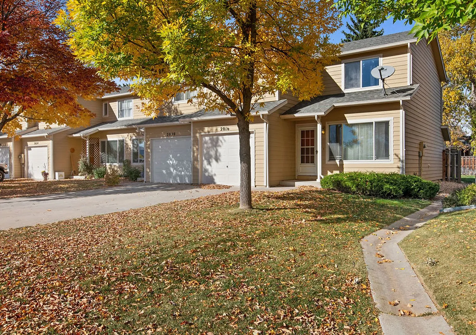 3 Bedroom 3 Bath Townhome — Photo 2