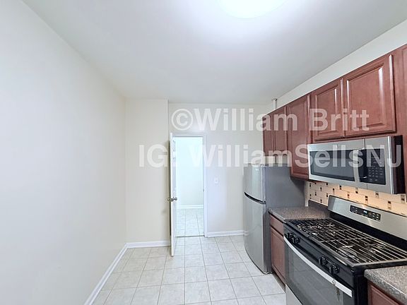 3rd image of 146-150 Manhattan Ave #1A