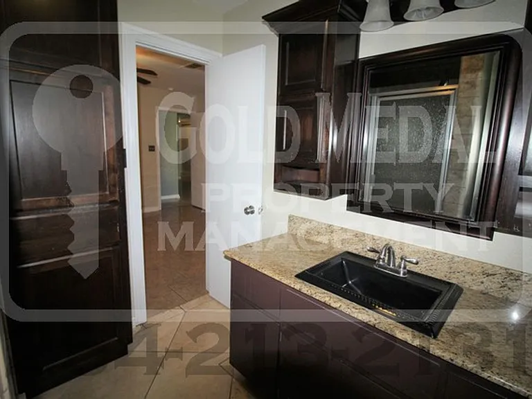 2405 Westwood Dr — Photo 9