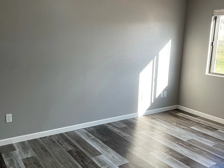 519 E North St — Photo 17