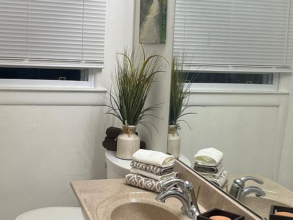 5th image of 936 Vine Ave