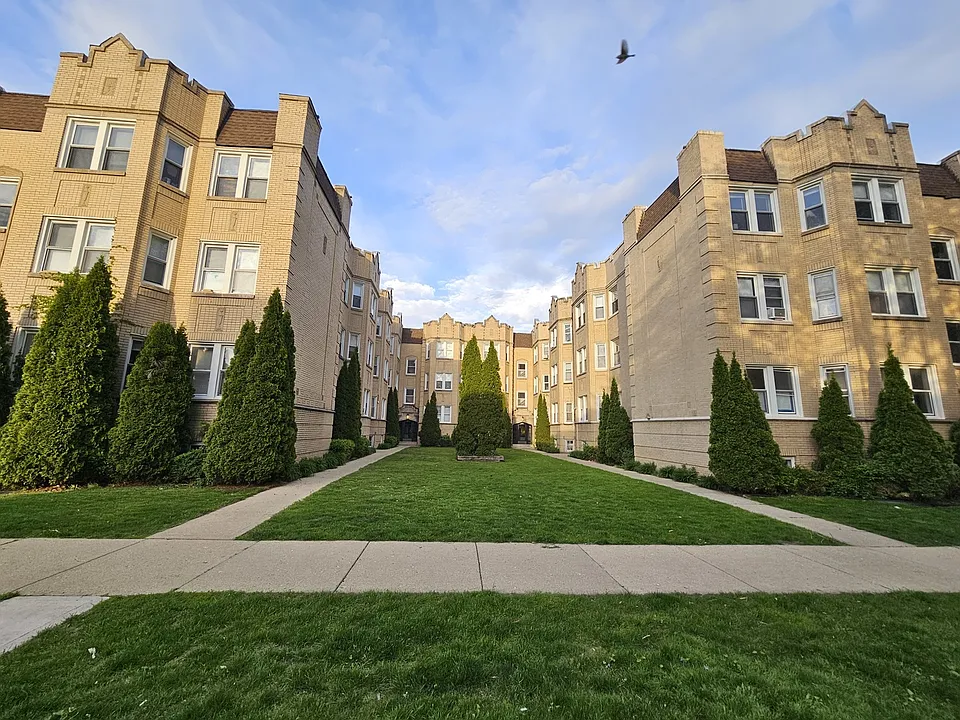 6543 N Francisco Ave #2B