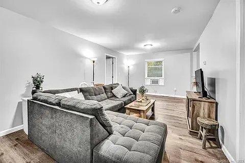 7 bed, 1910 sqft, $6,650 — Photo 4