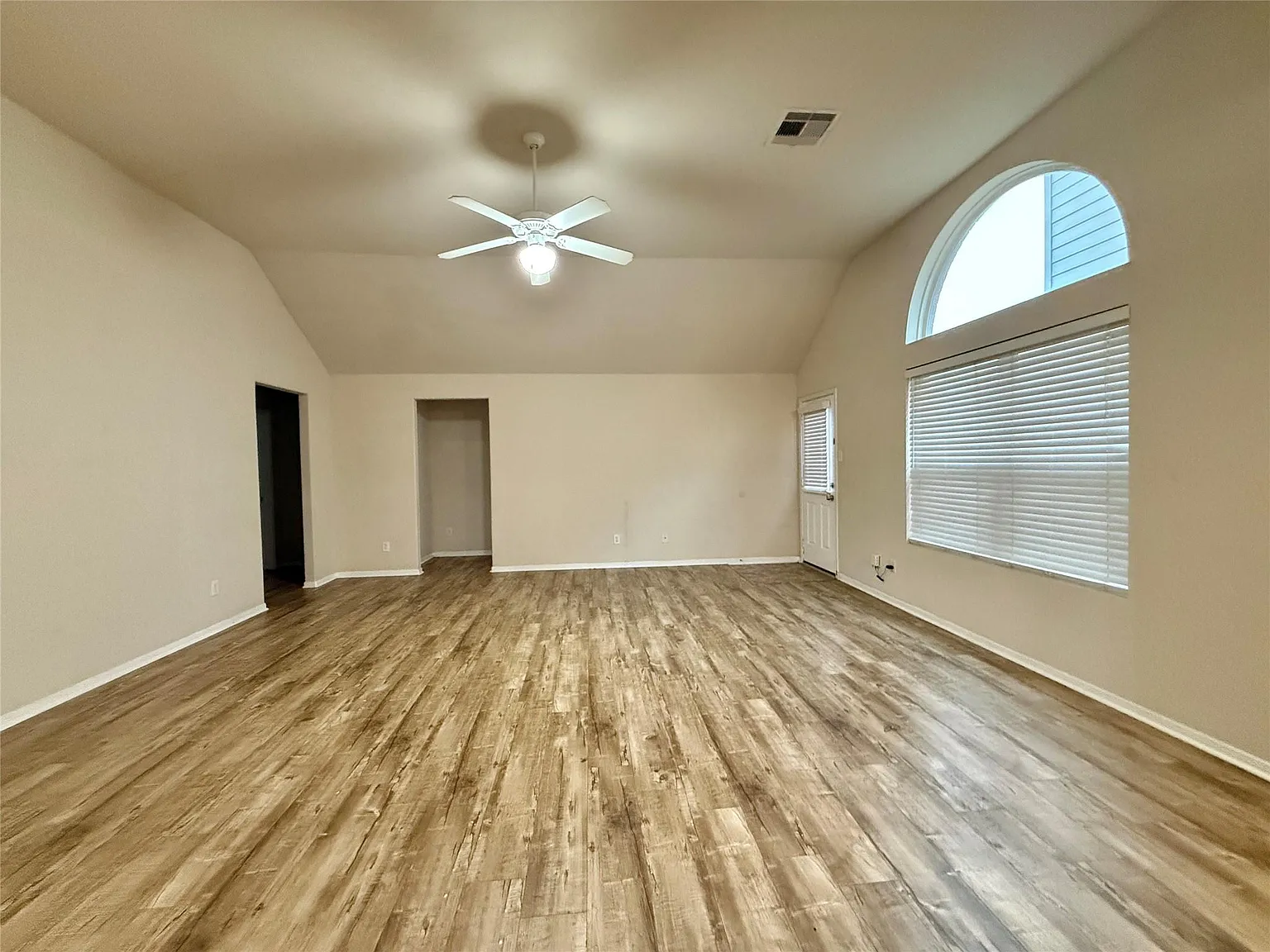 3 bed, 2.0 bath, 1813 sqft, $1,950 — Photo 4