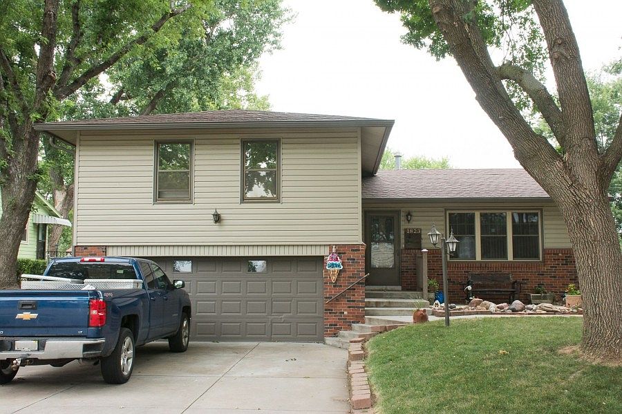 1st image of 1823 N 110th Avenue Cir