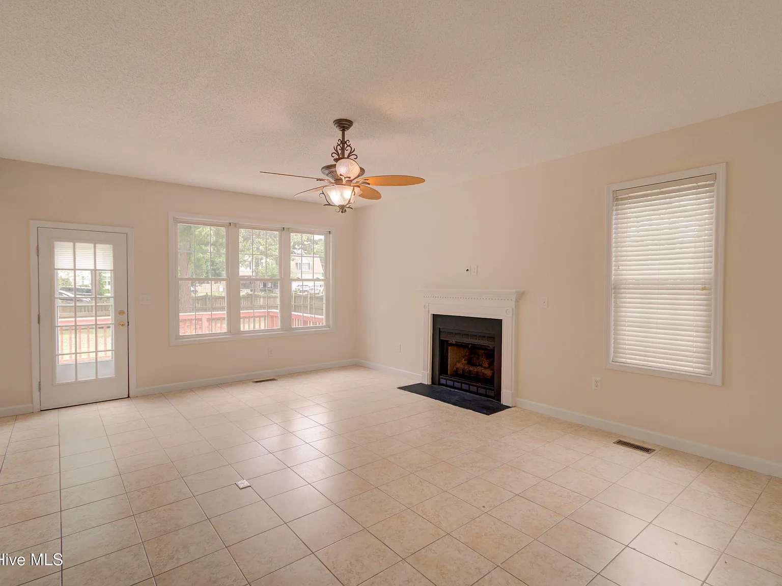 4 bed, 2.5 bath, $2,400 — Photo 4
