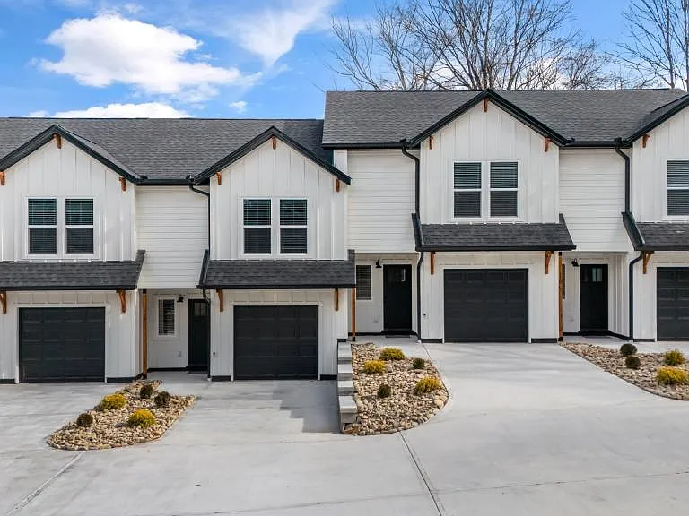 124 Shipman Dr NE — Photo 3