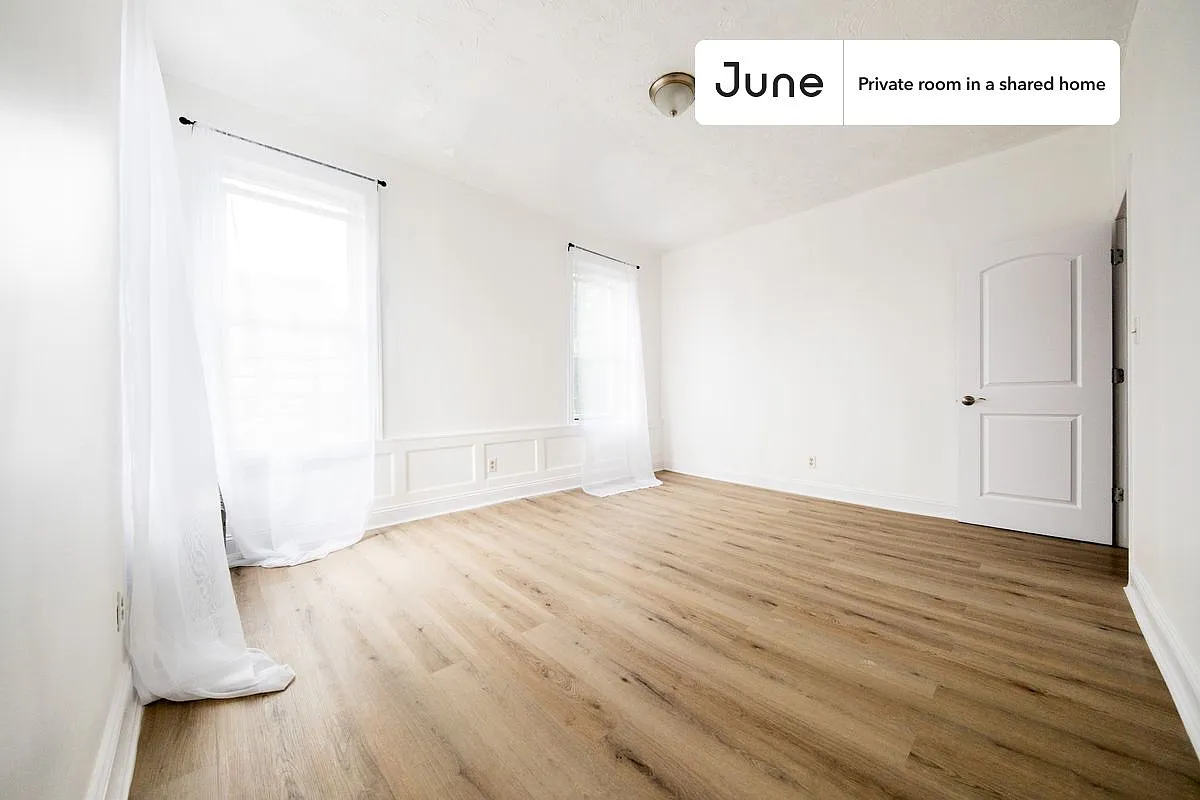 Queen bedroom in 4 bed/1 bath home in Sunset Park #1876 B — Photo 2