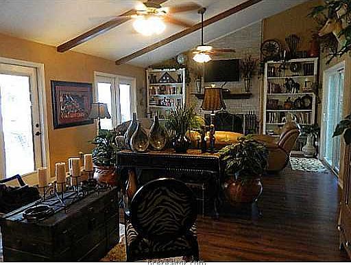 3rd image of 2708 E Camelot Dr