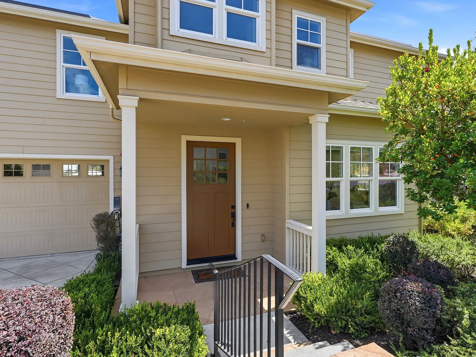 3 bed, 2.5 bath, 2319 sqft, $8,200 — Photo 4