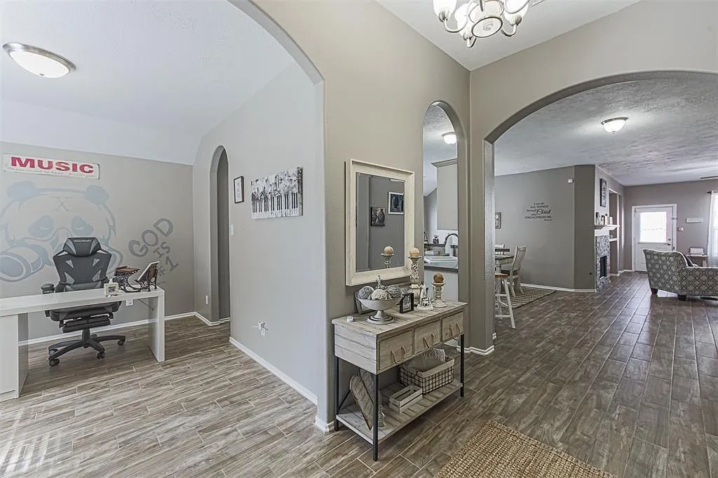 3 bed, 2.0 bath, 1864 sqft, $2,250 — Photo 2