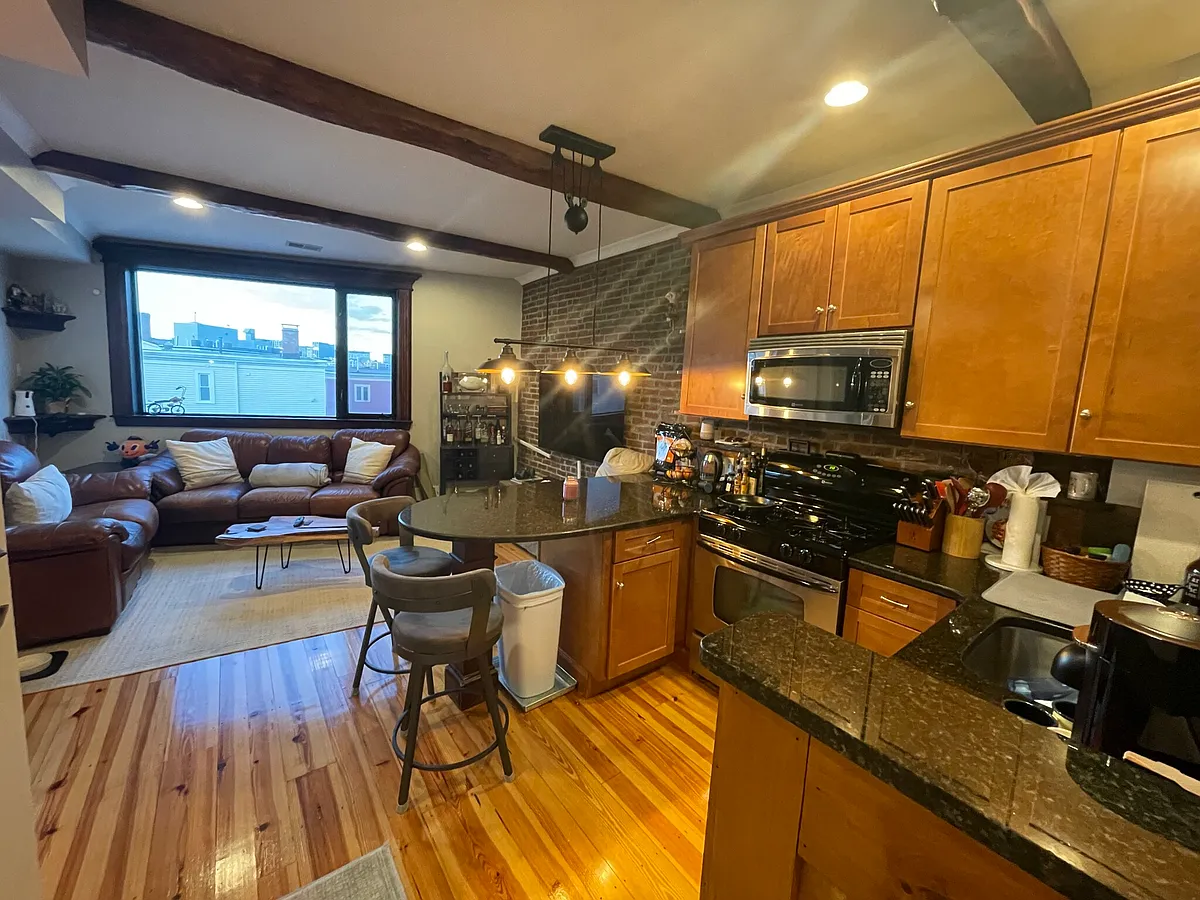 Building Photo - 412 E 3rd St #2