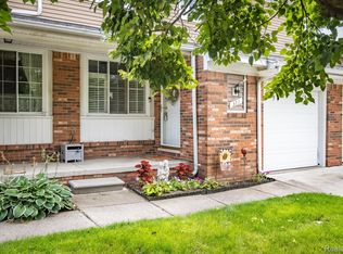 321 Hampton Ct, South Lyon, MI 48178