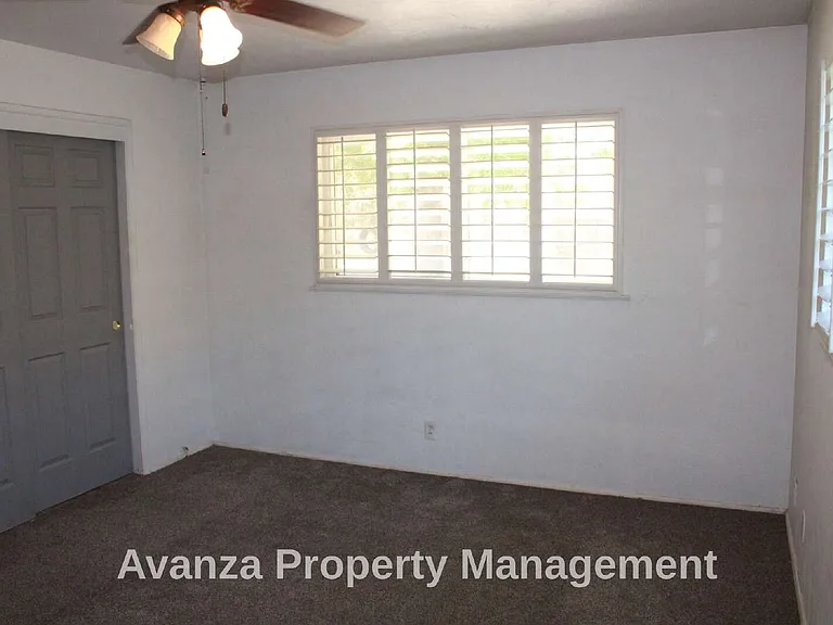 5677 N Millbrook Ave — Photo 17