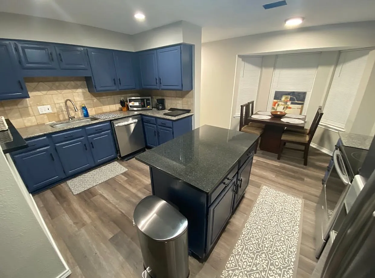 3 bed, 2.5 bath, 1712 sqft, $4,290 — Photo 4