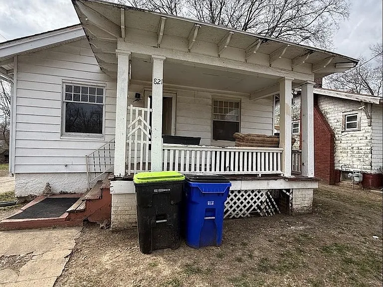 821 N Oakland Ave — Photo 1