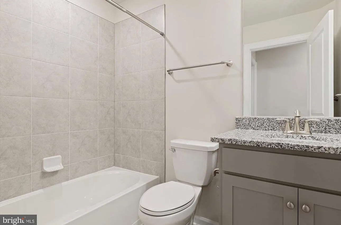 3 bed, 2.5 bath, 1883 sqft, $3,300 — Photo 3