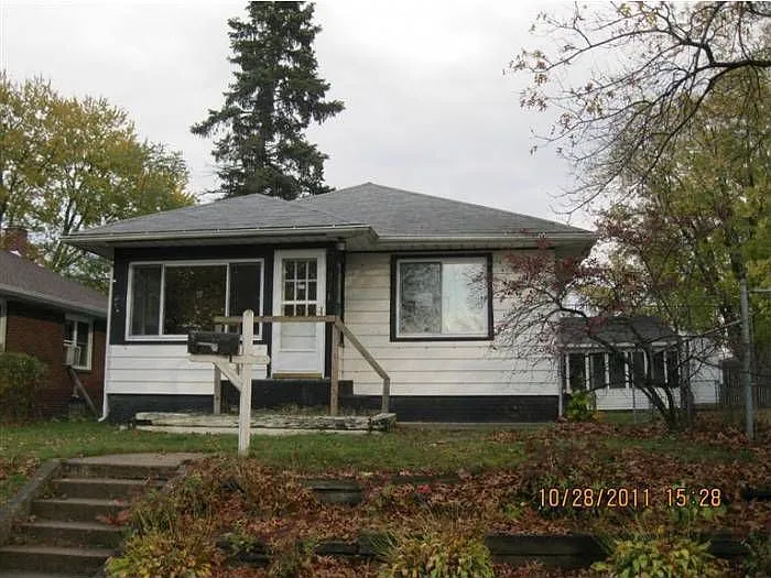 221 Ridgeland Ave N photo 1