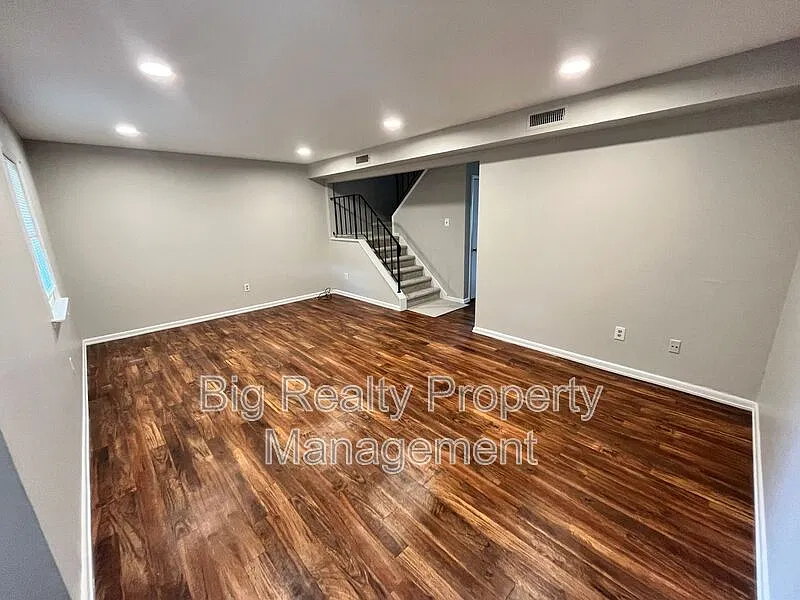 3 bed, 1.5 bath, 1395 sqft, $1,995 — Photo 2